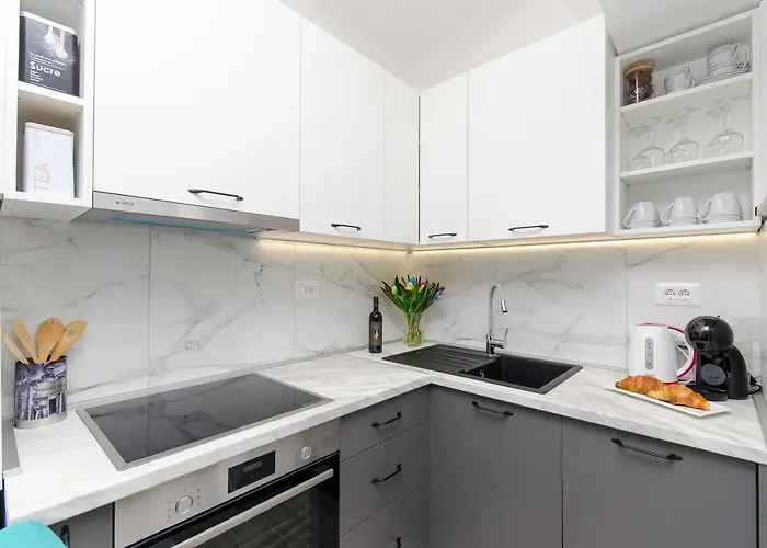 Blue Moon Apartment Split