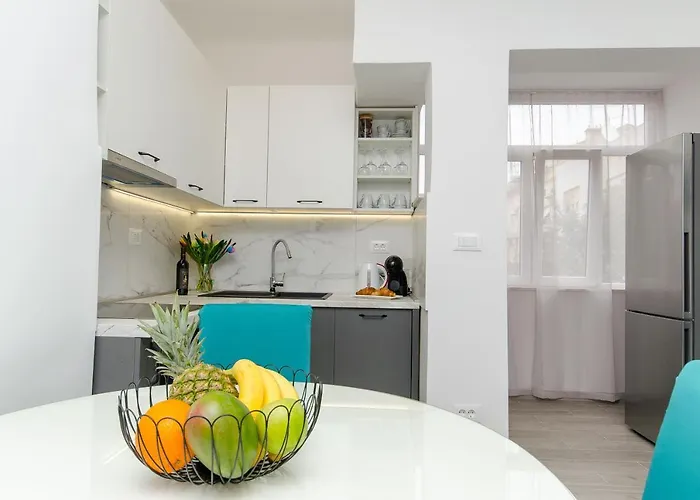 Blue Moon Apartment Split