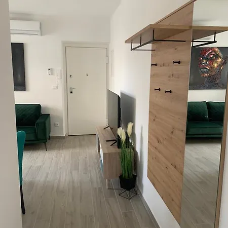 Blue Moon Apartment Split