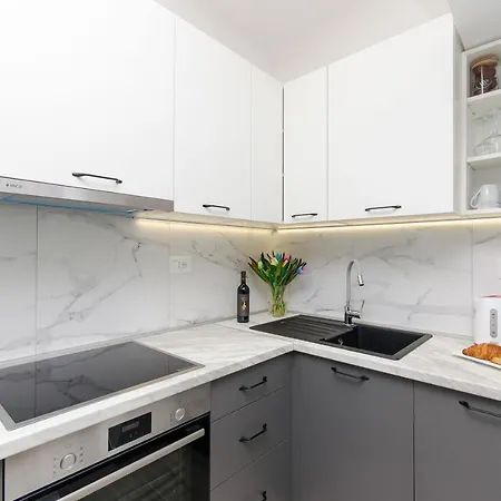 Blue Moon Apartment Split