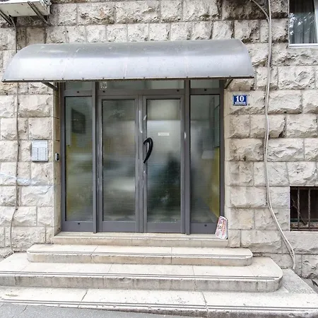 Blue Moon Apartment *